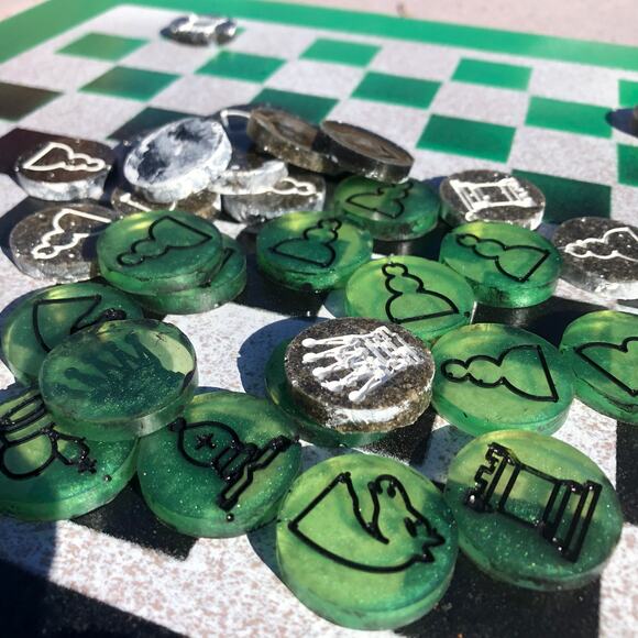 Chess Set - Green Black & White - Picture 9 of 10